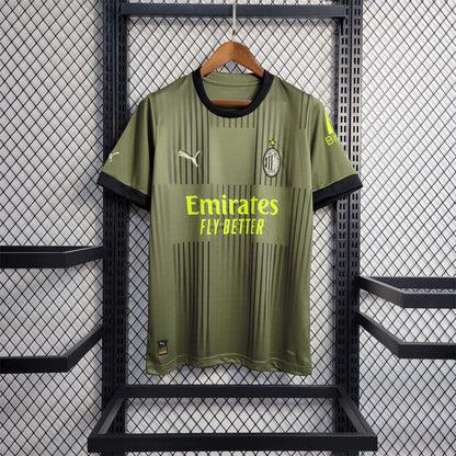 Maillot third de l'AC Milan 2022/2023, maillot de football noir et rouge de la marque Le 12 -ème Maillot, vue de face.
