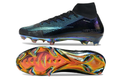 Crampons Mercurial Superfly IIX Elite de Le 12 -ème Maillot, vue en gros plan, avec semelle en caoutchouc et crampons métalliques.