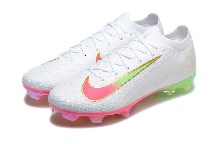 Crampons Nike Mercurial Superfly IX Elite pour football, semelles en métal pour meilleure traction sur le terrain.