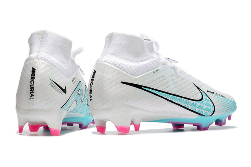 Crampons Mercurial Superfly IX Elite de Le 12-ème Maillot, vue en gros plan sur la semelle avec crampons métalliques.