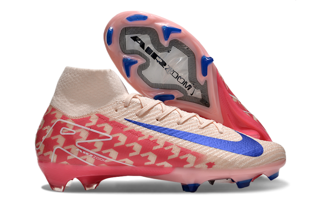 Crampons Nike Mercurial Superfly IIX Elite avec pointes en métal pour football, montrés sur un fond neutre.