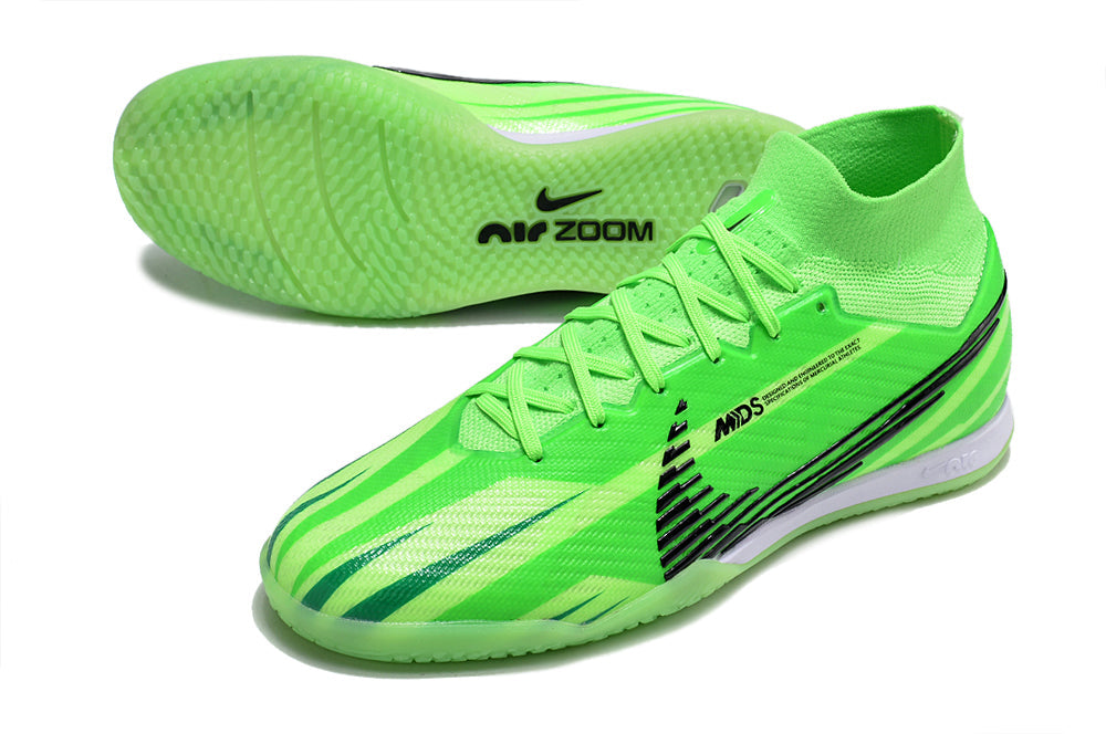 Crampons Mercurial Superfly IX Elite de Le 12 -ème Maillot, montrant la semelle et les crampons pour football.
