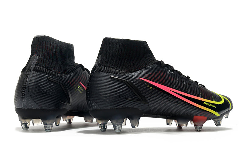Crampons Mercurial Superfly VIII Elite SG PRO Anti Clog de Le 12 -ème Maillot, vue en gros plan sur la semelle et les pointes