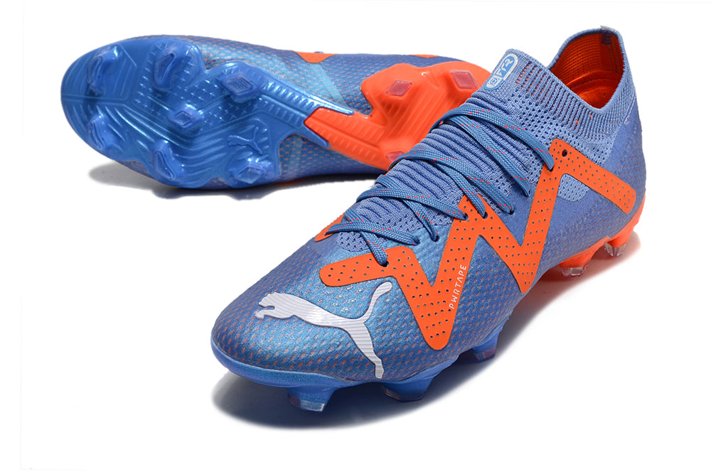 Crampons Future Ultimate FG de Le 12 -ème Maillot, vue rapprochée montrant les pointes en acier pour football.