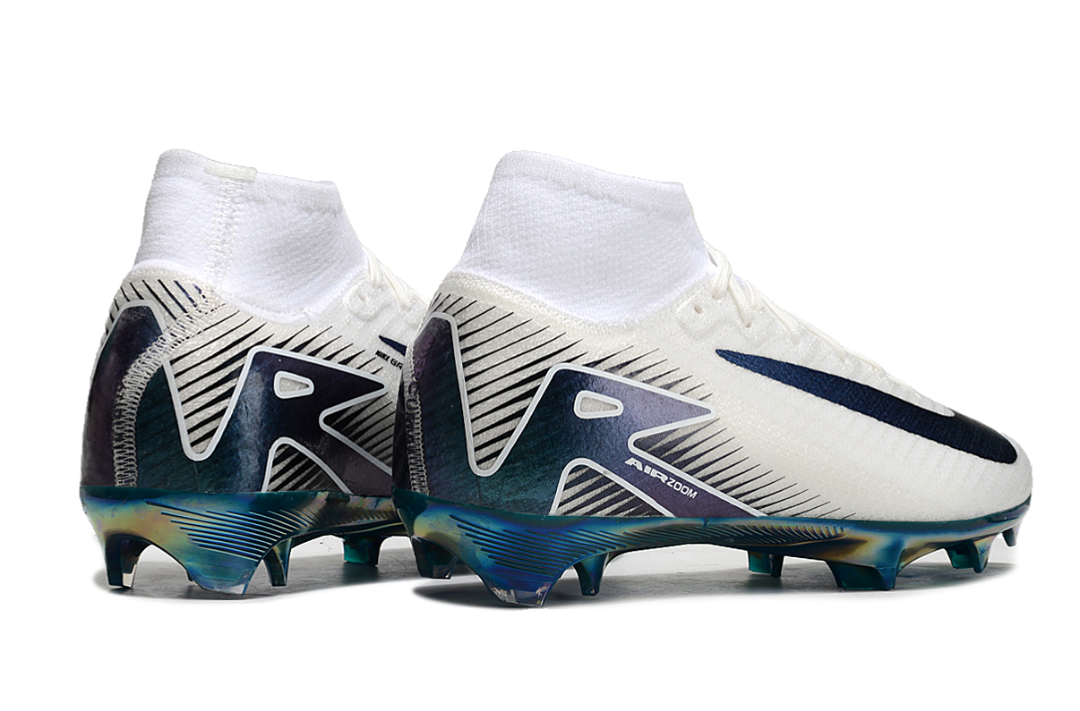 Crampons Mercurial Vapor 16 Elite XXV FG pour football, marque Le 12 -ème Maillot, vue en gros plan sur la semelle.