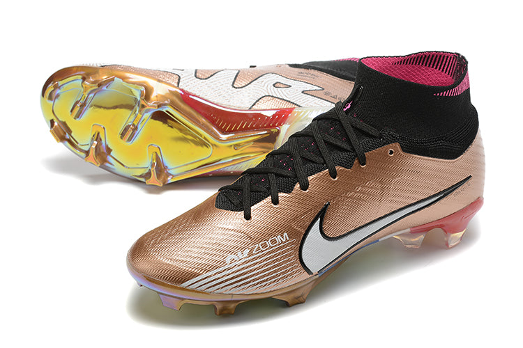 Crampons Mercurial Vapor XV Elite de Le 12 -ème Maillot, vue détaillée des chaussures de football avec semelles à crampons.