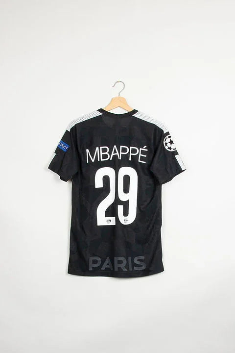 Maillot Paris Saint-Germain 2017 Le 12 -ème Maillot, maillot de football bleu avec logos et détails rouges et blancs visibles.