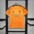 Maillot extérieur Real Madrid 2024/25 Le 12, devant avec logo et détails en bleu, tissu léger et respirant.
