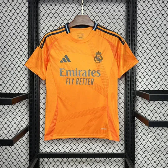 Maillot extérieur Real Madrid 2024/25 Le 12, devant avec logo et détails en bleu, tissu léger et respirant.