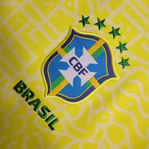 Maillot Brésil 2024/25 de Le 12, vue de face, avec le logo de la sélection brésilienne et détails du design sur le tissu.
