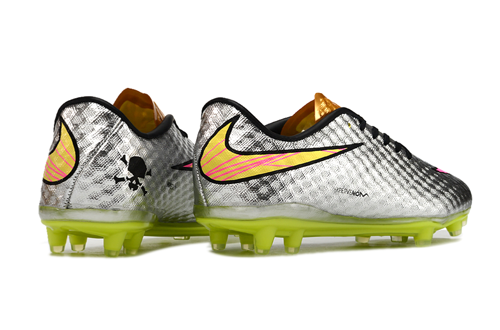 Crampons Hypervenom Élite de Le 12 -ème Maillot, montrant les pointes en métal et la fixation pour chaussures de football.