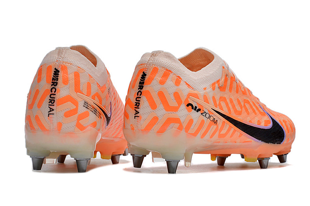 Crampons Mercurial Vapor XV Elite de Le 12 -ème Maillot, vue détaillée du dessus avec crampons en acier pour football.