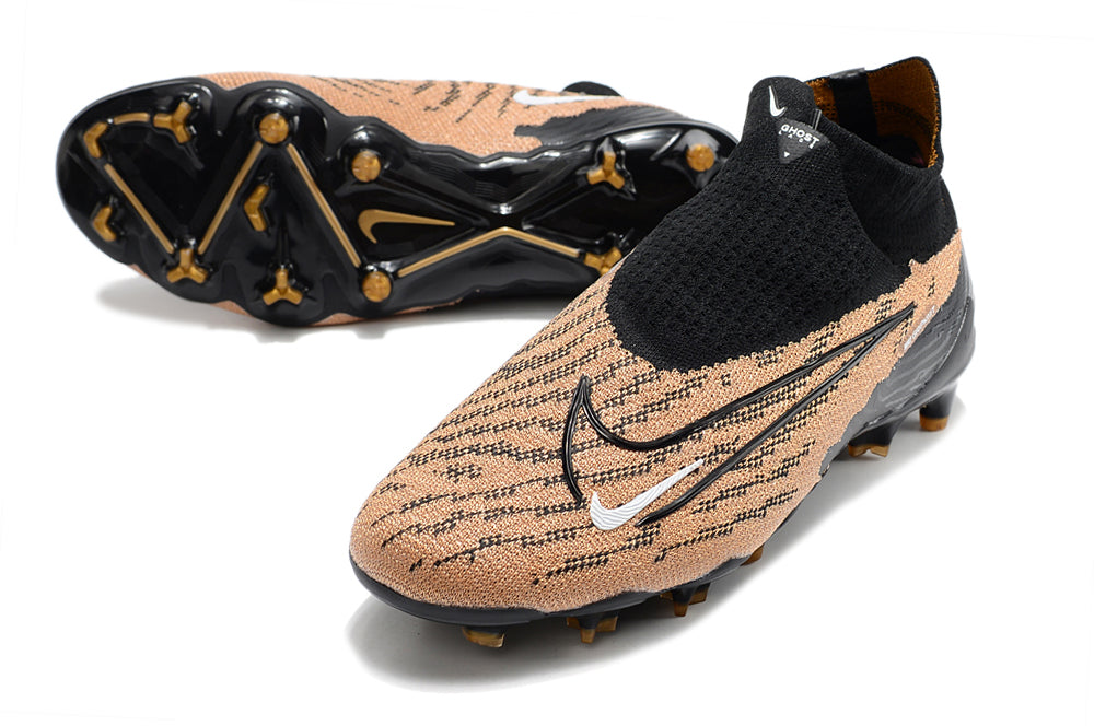 Crampons Phantom GX Elite FG de Le 12 -ème Maillot, fixation en acier pour chaussures de montagne, visibles en action.