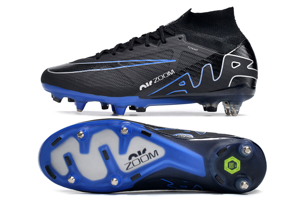 Crampons Nike Mercurial Superfly IX Elite noirs avec crampons en métal pour football, vue de côté.