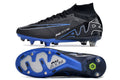 Crampons Nike Mercurial Superfly IX Elite noirs avec crampons en métal pour football, vue de côté.
