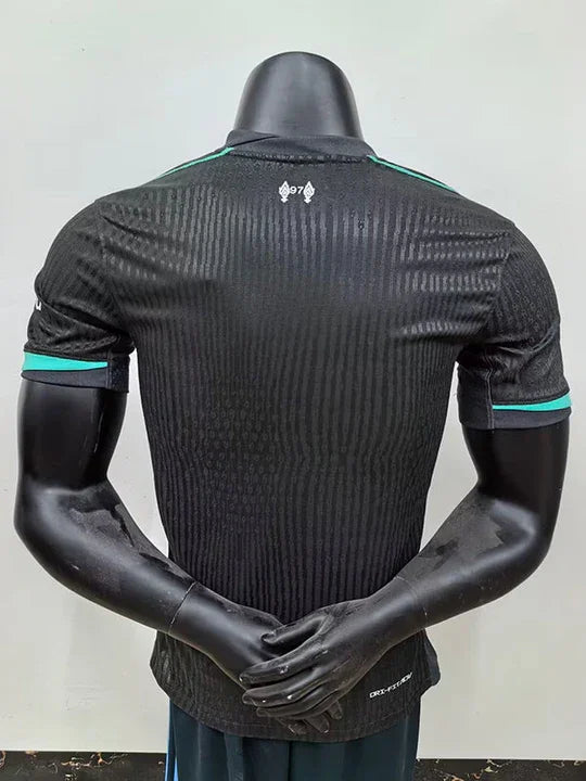 Maillot extérieur Liverpool 2023-2024 version player noir, marque Le 12 -ème Maillot, vue de face sur fond blanc