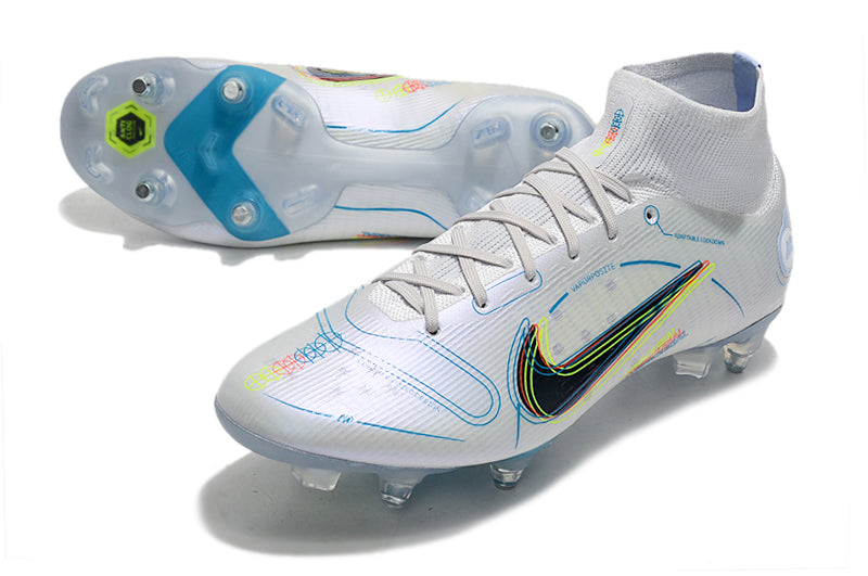 Crampons Mercurial Superfly IX Elite pour football, semelles avec pointes en métal et design léger, en action sur le terrain.