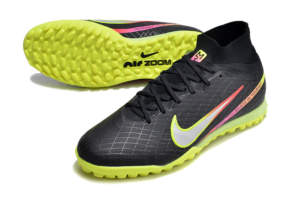 Crampons Mercurial Superfly IX Elite pour football, avec pointes métalliques, fixés sur la chaussure de sport.