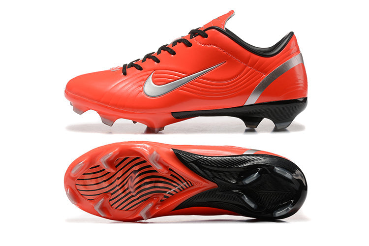 Crampons Mercurial Vapor 1 de Le 12 -ème Maillot, vue en gros plan, avec pointes en acier et design sportif.