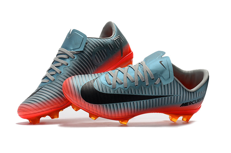 Crampons Mercurial Vapor Élité XI de Le 12 -ème Maillot, vue des semelles avec crampons en métal pour football.
