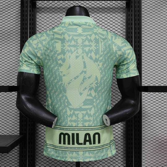 Maillot vert de la collection 2023-2024 Le 12-ème Maillot, édition spéciale AC Milan, avec logo et détails de l'équipe.