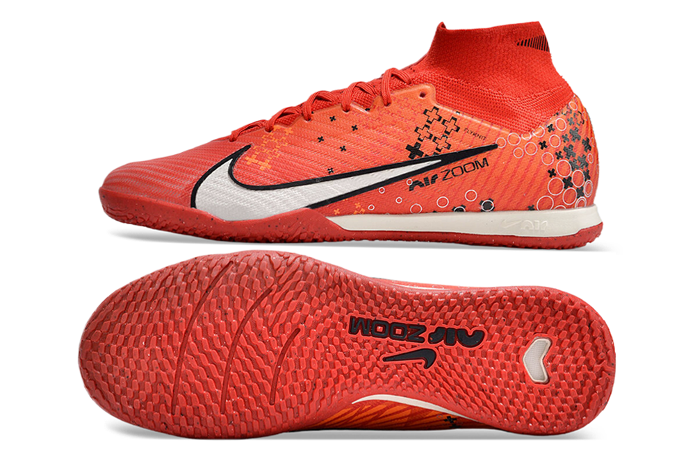 Crampons Mercurial Superfly IX Elite de Le 12 -ème Maillot, vue en gros plan avec semelle en acier et crampons métalliques.