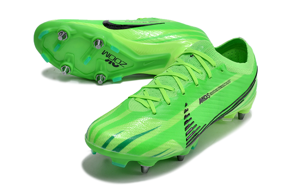 Crampons Mercurial Vapor XV Elite de Le 12 -ème Maillot, vue en gros plan, avec pointes en métal pour football.