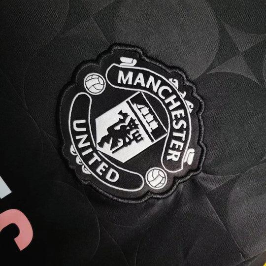 Maillot Manchester United 2024 Édition Love Unites de Le 12 -ème Maillot, vue de face avec logo et détails du maillot rouge.