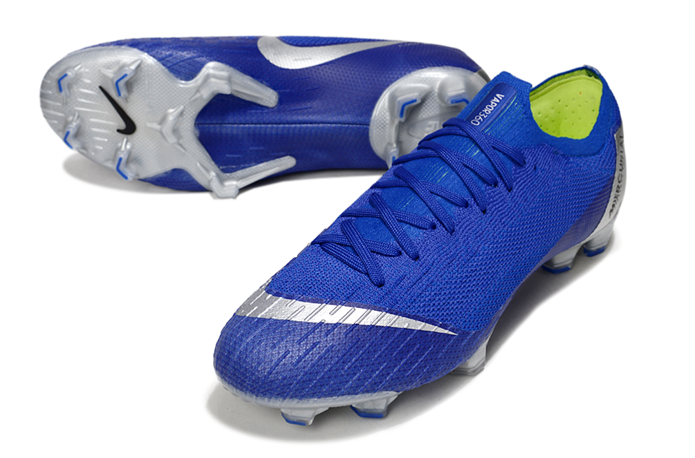 Crampons Mercurial Vapor XII Elite de Le 12 -ème Maillot, vue en gros plan montrant la semelle et les crampons pour football.
