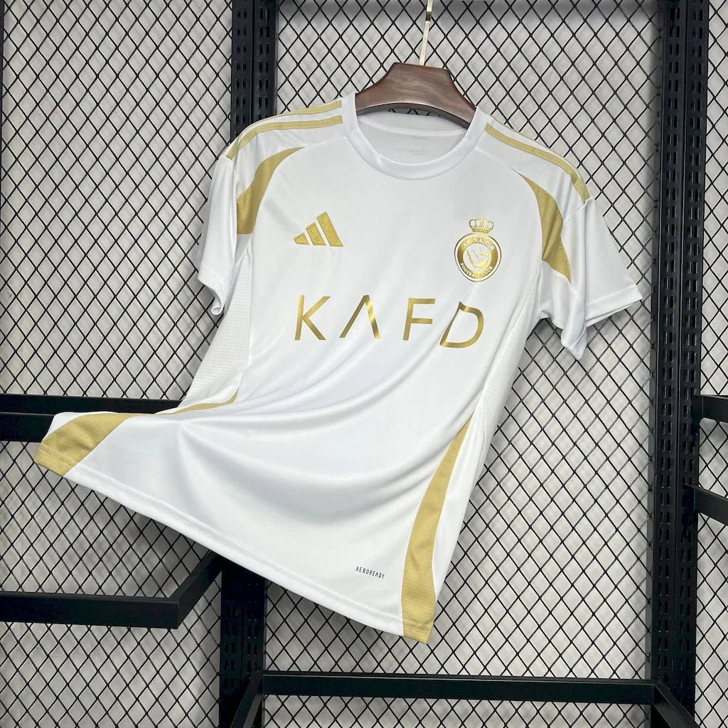 Maillot domicile Al Nassr 24/25, version de Le 12 -ème Maillot, avec logo et détails du kit de football.
