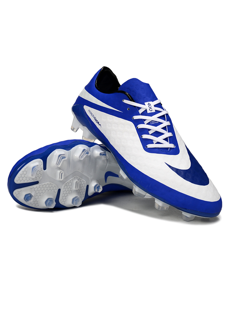 Crampons Hypervenom Phantom de Le 12 -ème Maillot, vue rapprochée montrant les spikes en acier pour le football.