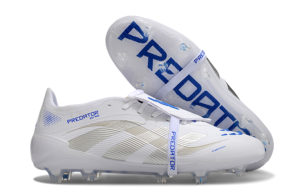 Crampons Predator Elite Accuracy Boots de la marque Le 12 -ème Maillot, montrant les crampons robustes et la semelle des bottes.