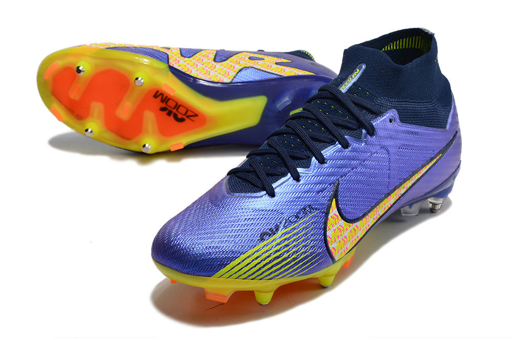 Crampons Mercurial Superfly IX Elite de Le 12 -ème Maillot, vue de face avec semelles et pointes en métal pour football.