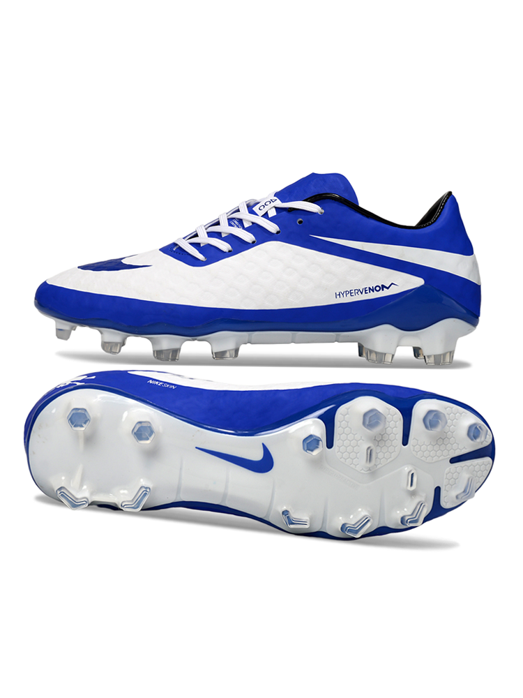Crampons Hypervenom Phantom de Le 12 -ème Maillot, vue en gros plan, avec pointes en acier et semelle en caoutchouc noir.