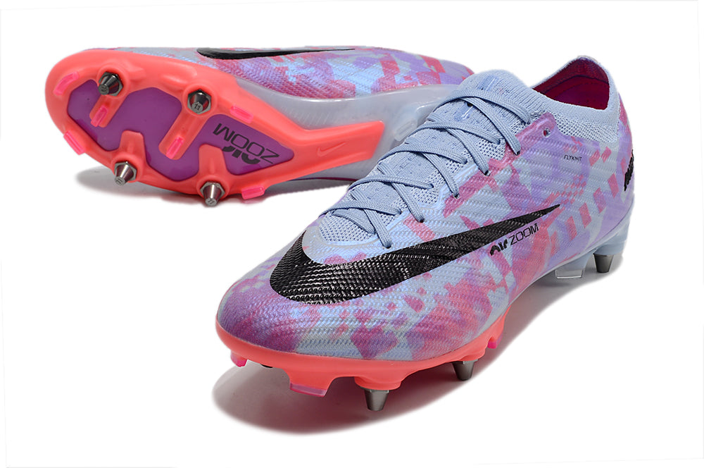 Crampons Mercurial Vapor XV Elite de Le 12 -ème Maillot, vue détaillée des pointes en acier pour football.