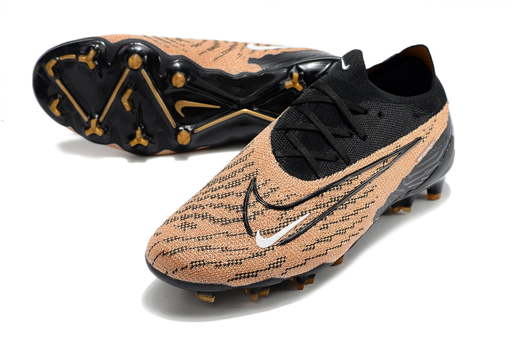 Crampons Phantom GX Elite FG de Le 12 -ème Maillot, avec pointes en acier, conçu pour l'escalade et la randonnée.