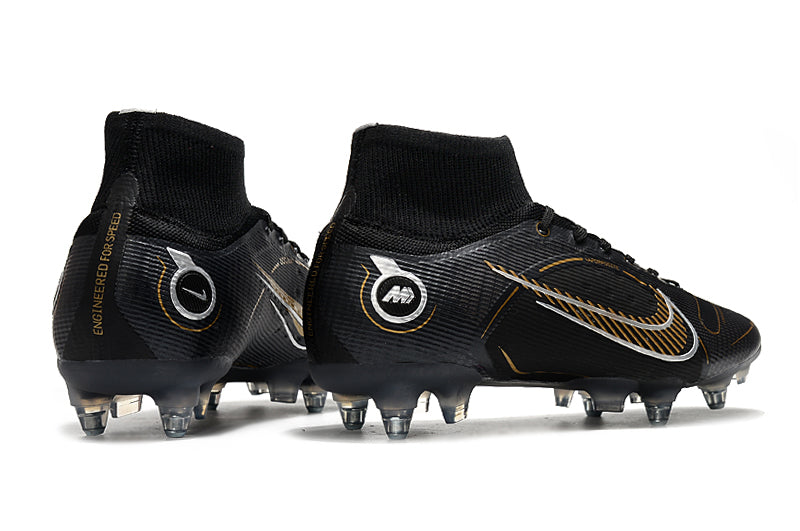 Crampons Mercurial Superfly IX Elite de Le 12-ème Maillot, vue détaillée des pointes et du design en action.