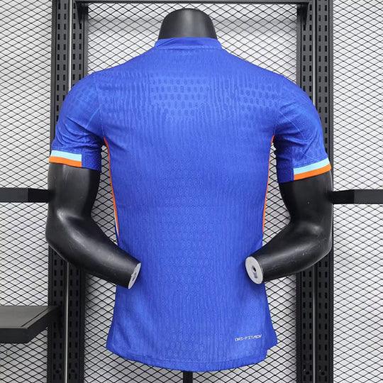 Maillot domicile Chelsea 2024/2025 de Le 12 -ème Maillot, devant du maillot avec logo et couleurs officielles.