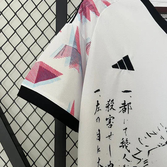 Maillot de football Japon Concept Zoro One Piece 2023/24, en tissu léger avec logos et graphismes inspirés de One Piece.