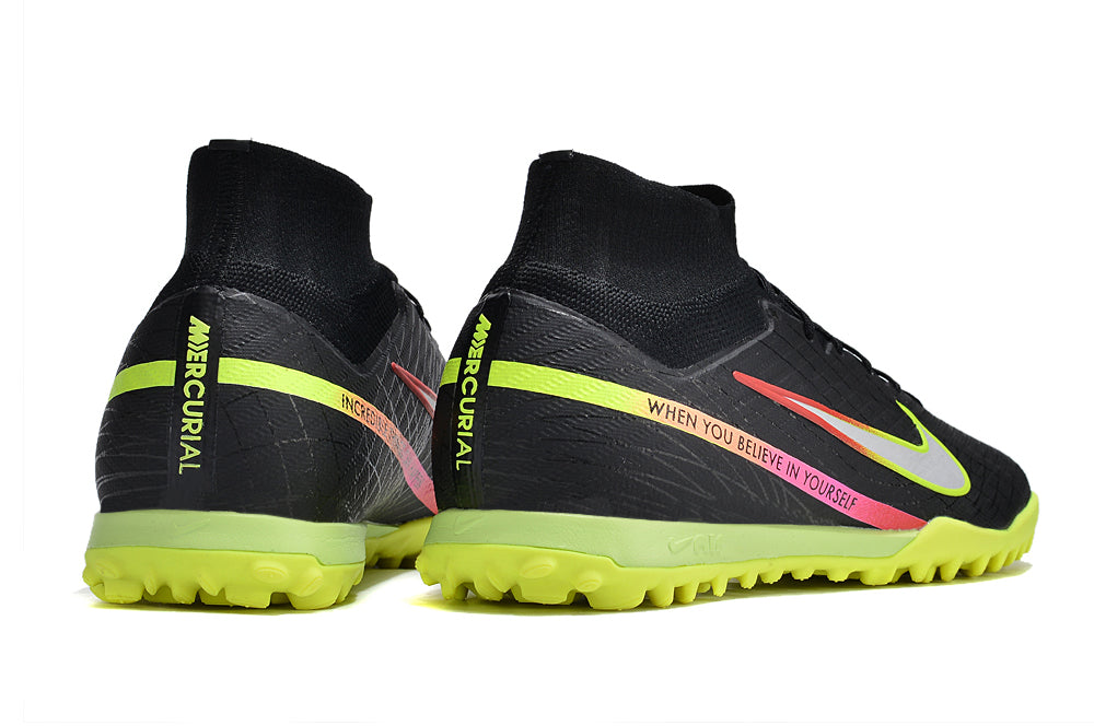 Crampons Mercurial Superfly IX Elite de Le 12 -ème Maillot, vue en gros plan avec semelles et pointes visibles.