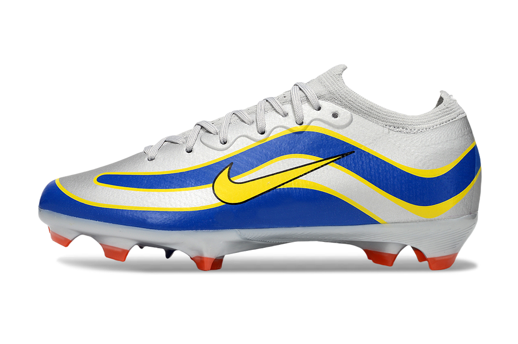 Crampons Mercurial Superfly IX Elite de la marque Le 12 -ème Maillot, vue de côté avec pointes en acier pour football.
