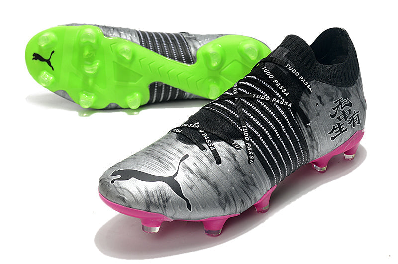 Crampons Future Z 1.1FG de Le 12 -ème Maillot, vue de près, avec pointes en acier et cadre en aluminium pour l'alpinisme.