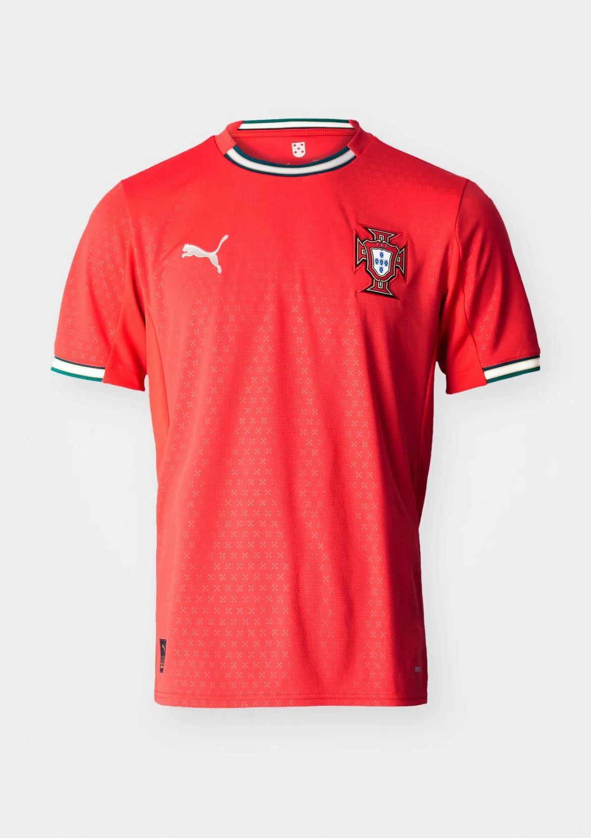 Maillot Portugal 2025 Le 12 -ème Maillot, vue de face, maillot de football avec couleurs rouge et vert, logo et motifs sportifs visibles