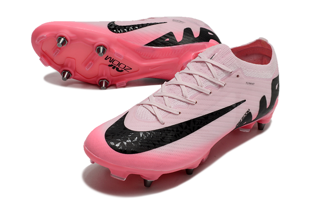 Crampons Mercurial Vapor de Le 12 -ème Maillot, vue en gros plan, conçus pour la performance sur le terrain.