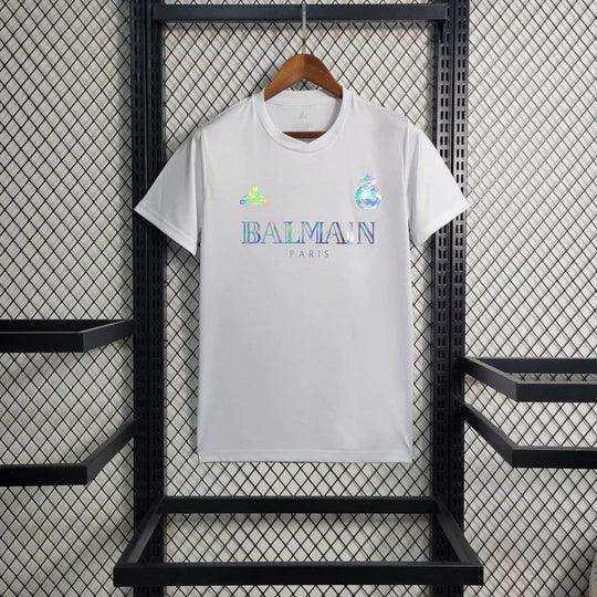 Maillot Real Madrid foot Balmain blanc 2023 2024, jersey de football Le 12 -ème Maillot, détails de design blanc et logo.