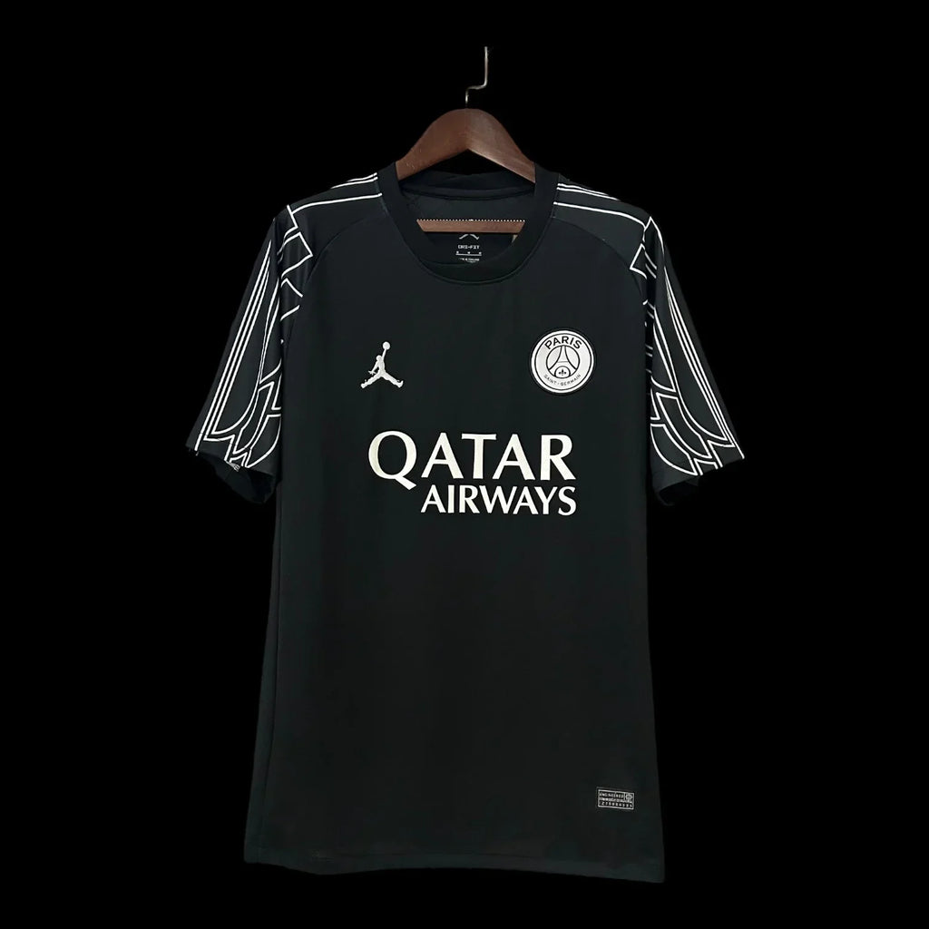 Maillot PSG concept 2024-25 de Le 12 -ème Maillot, devant avec logo et design moderne, tissu en polyester bleu et rouge.