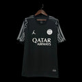 Maillot PSG concept 2024-25 de Le 12 -ème Maillot, devant avec logo et design moderne, tissu en polyester bleu et rouge.