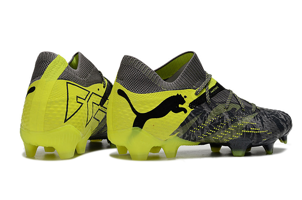 Crampons FUTURE 7 ULTIMATE de Le 12 -ème Maillot, vue en gros plan, avec pointes en acier pour alpinisme et escalade.