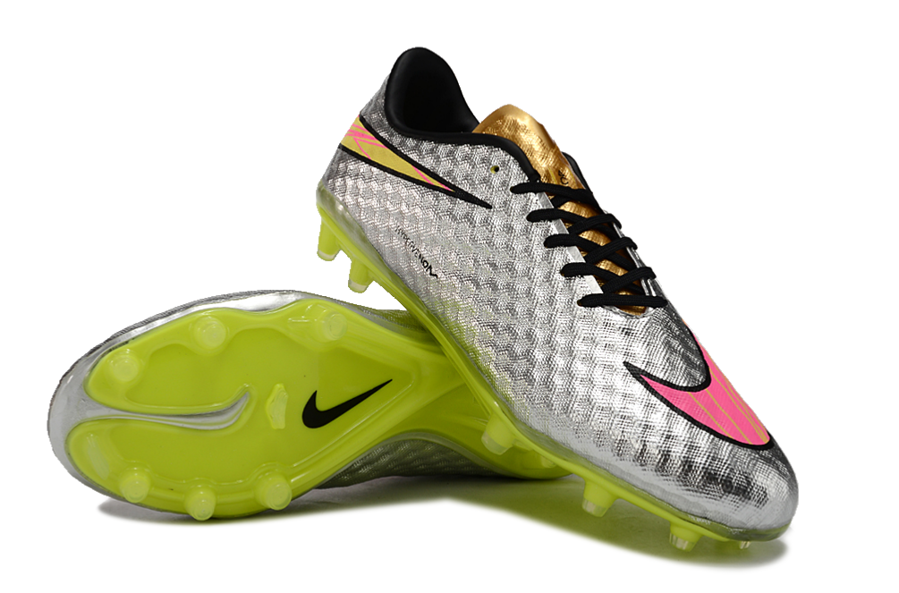 Crampons Hypervenom Élite de Le 12 -ème Maillot pour football, avec semelles en acier et design performant.
