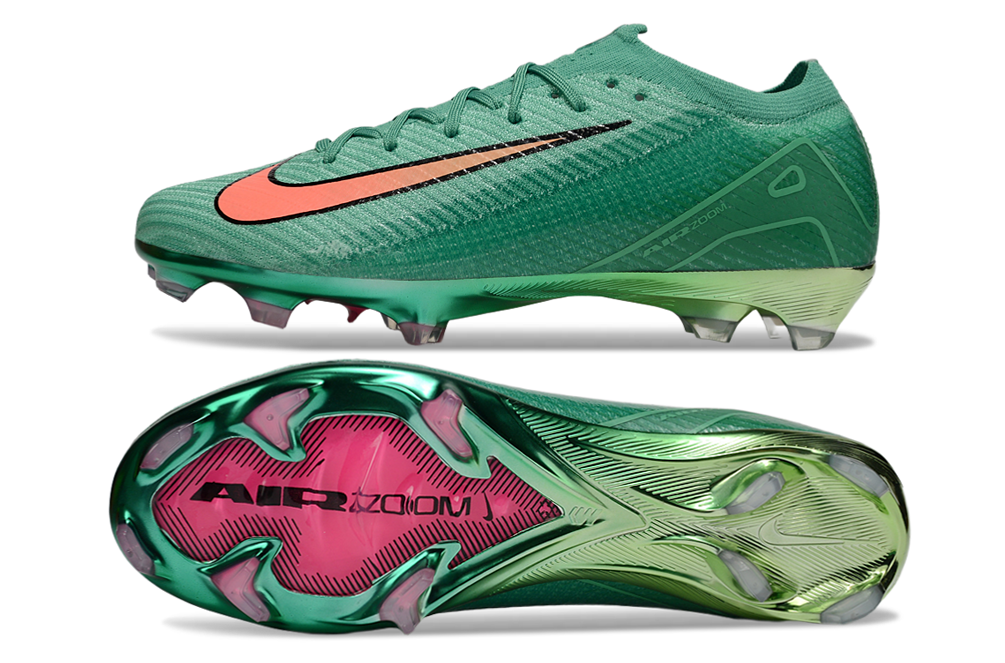 Crampons Mercurial Vapor XV Elite de Le 12 -ème Maillot, vue de face montrant les pointes en acier et la semelle.